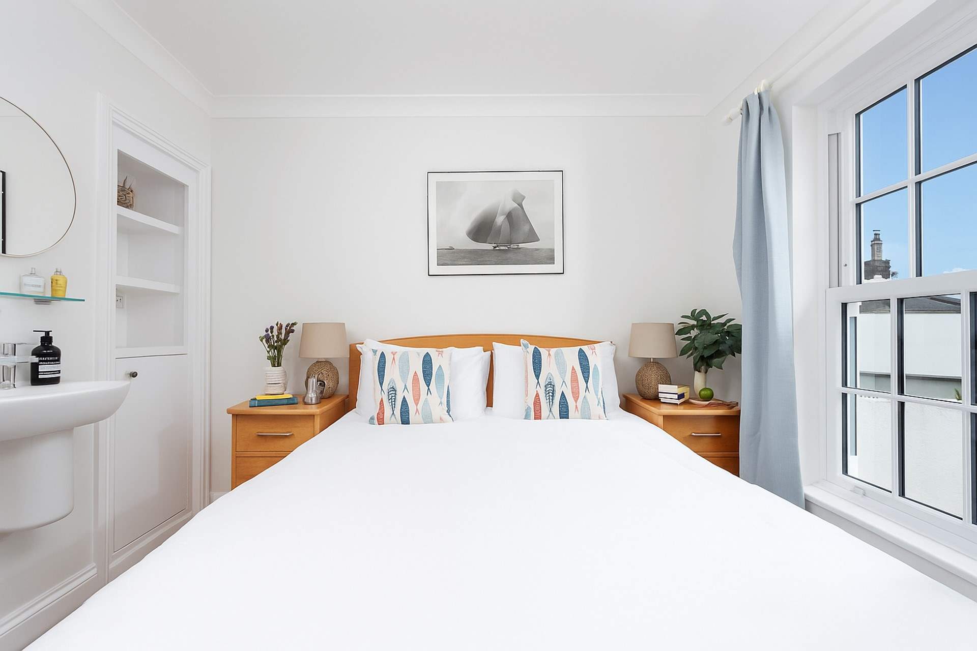 Bedroom 1 has a king-size double bed (5')