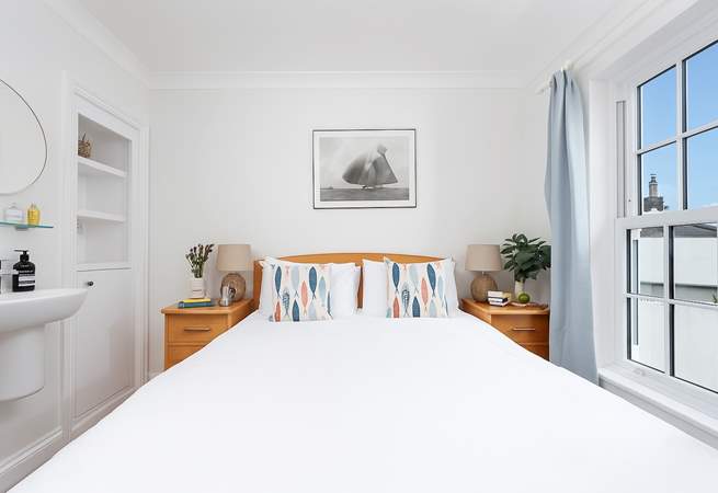 Bedroom 1 has a king-size double bed (5')