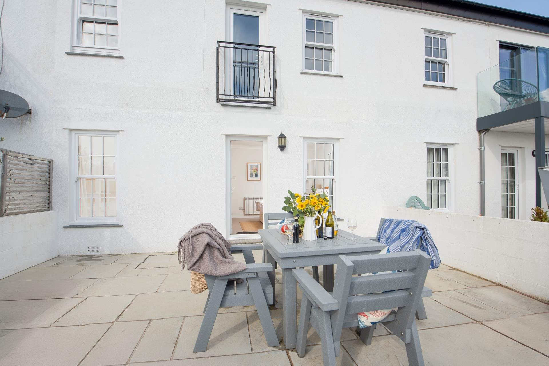 Al fresco dining in the Cornish sunshine.