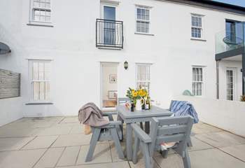 Al fresco dining in the Cornish sunshine.