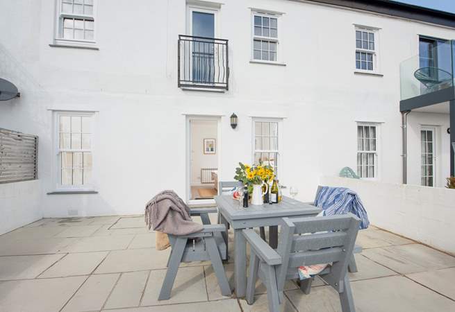 Al fresco dining in the Cornish sunshine.