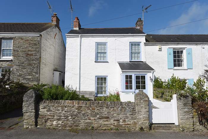 Skylark is a 3 bedroom dog friendly cottage near the beach near Portscatho, South Cornwall.