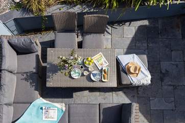 Al fresco dining, the perfect holiday pastime.