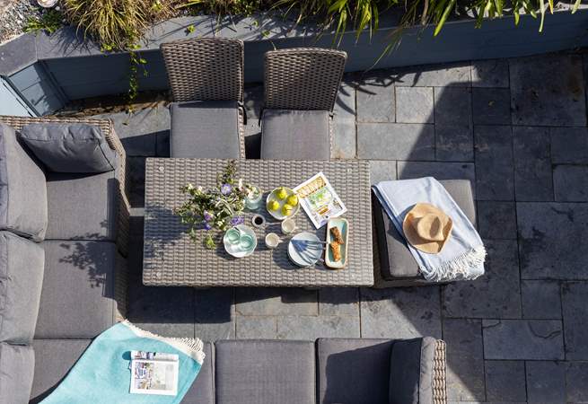 Al fresco dining, the perfect holiday pastime.