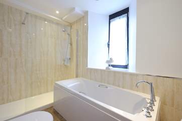 The en suite bathroom.