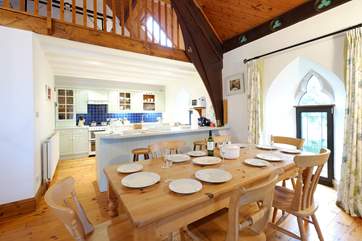 Plenty of space for everyone around the dining-table.