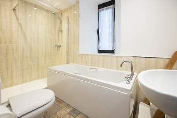 The en suite bathroom.