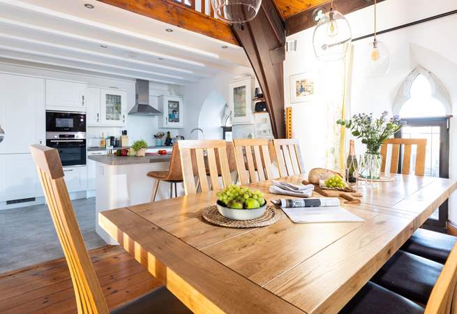 The dining table is next to the kitchen, the perfect sociable layout.