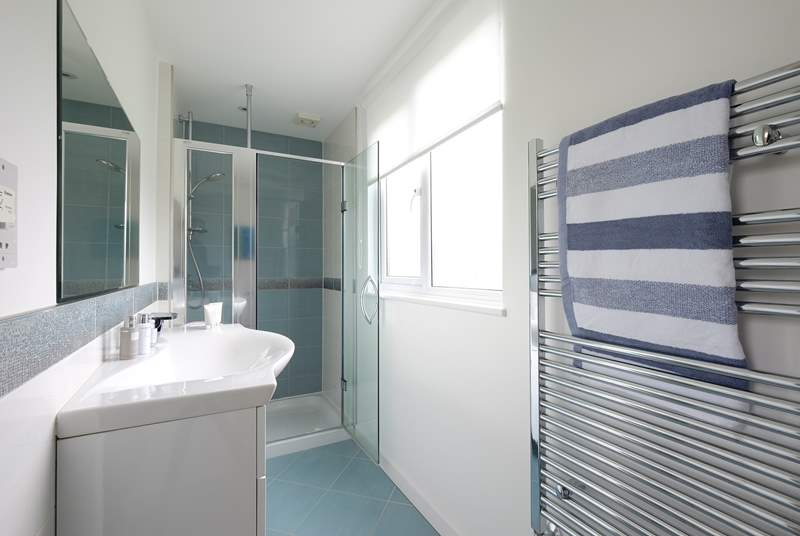 The shower-room, perfect for a refreshing shower after a beach day.