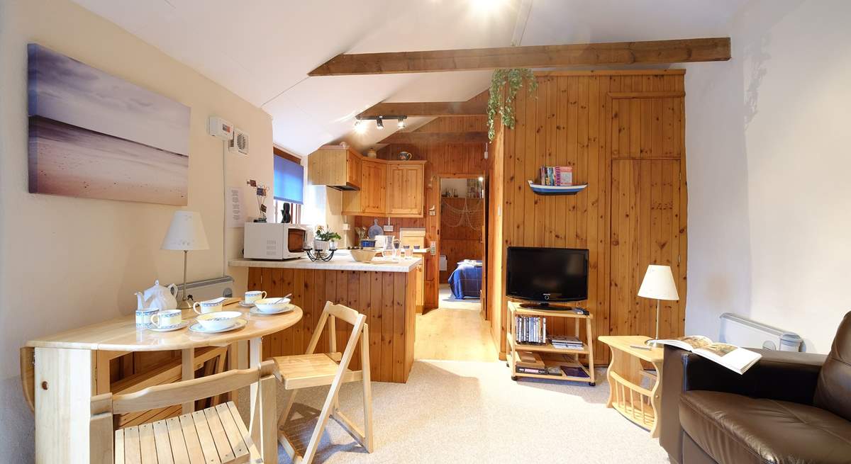 Cosy and welcoming, the open plan living-room with kitchen and dining-area.