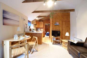 Cosy and welcoming, the open plan living-room with kitchen and dining-area.