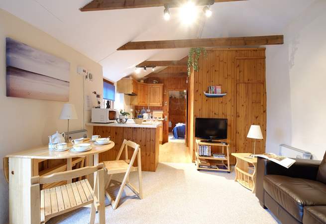 Cosy and welcoming, the open plan living-room with kitchen and dining-area.