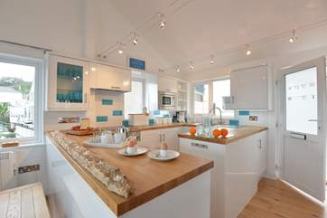 The well-equipped kitchen-area.