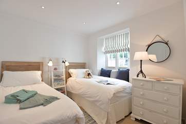 Bedroom 3 with twin beds.
