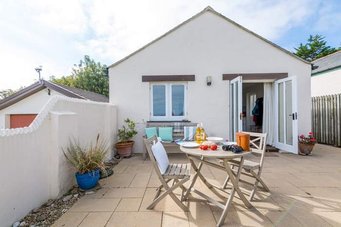 Wem House is a 1 bedroom, dog friendly cottage near the beach near Portscatho.