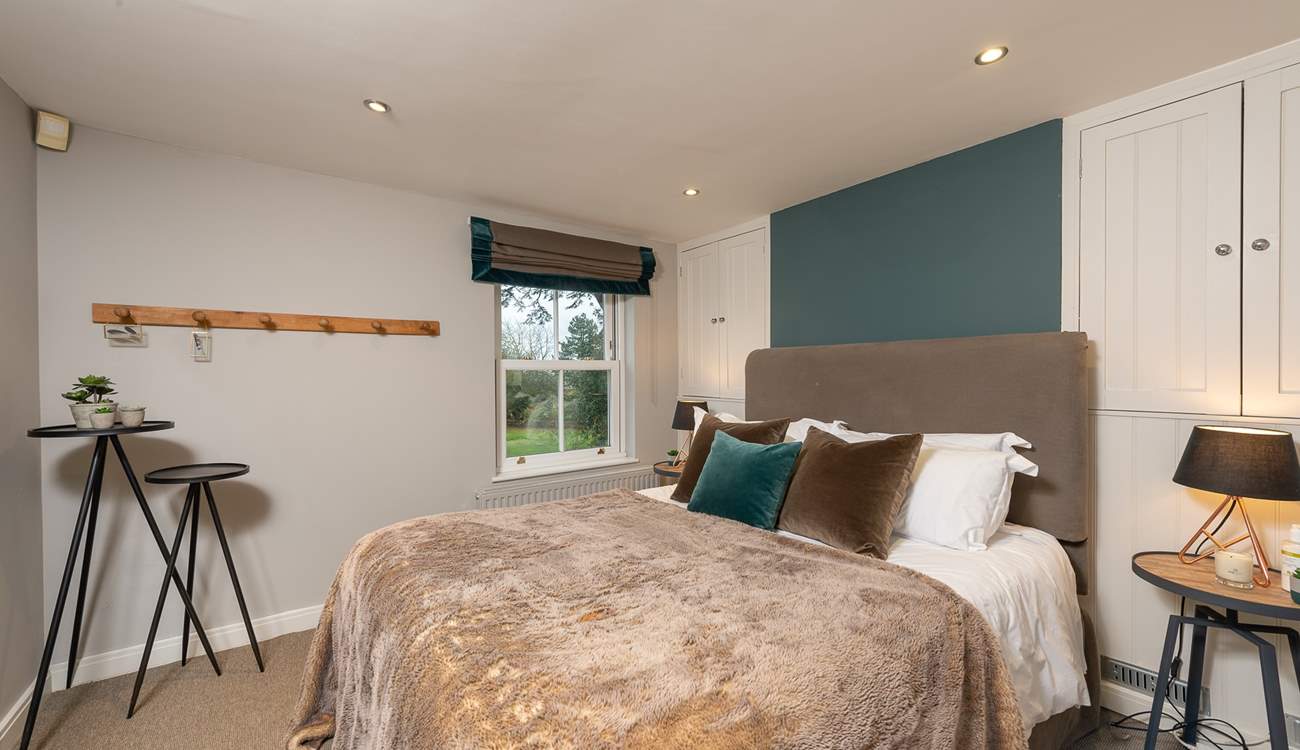 The main bedroom has a super comfy 5ft bed, with luxurious goose down duvet, pillows, and river views.