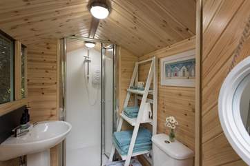 Lovely hot shower, hot and cold water to the wash-basin and a proper flushing toilet!