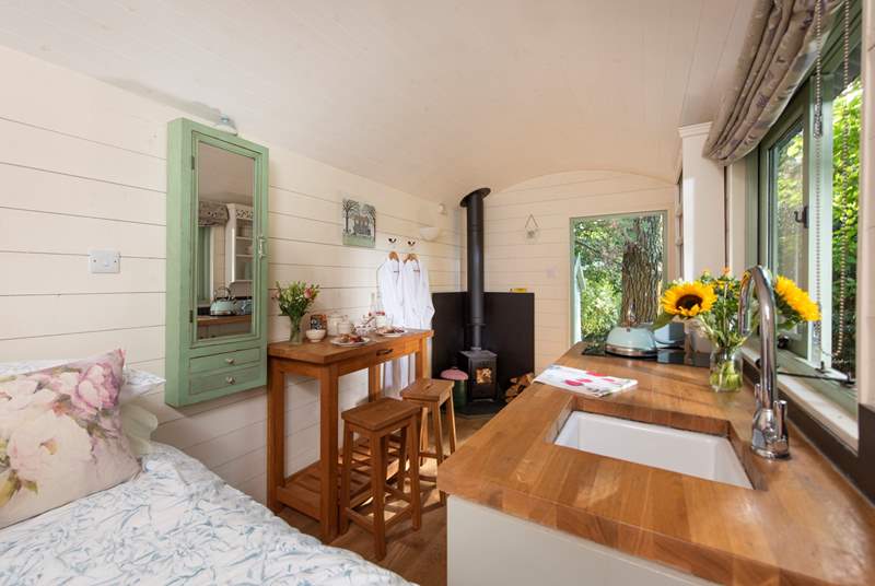 Welcome to Jasmine our utterly lovely hut in the Cornish countryside. 
