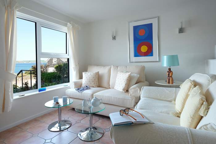 Cowries is a 1 bedroom apartment with sea views in Portscatho, South Cornwall.