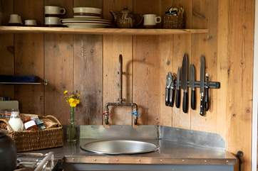 Of course, in true luxury glamping style, there is a sink with hot and cold runnign water.