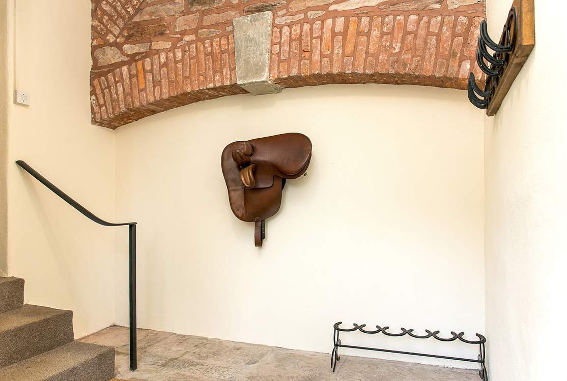 The entrance hall with steps leading up to the apartment.