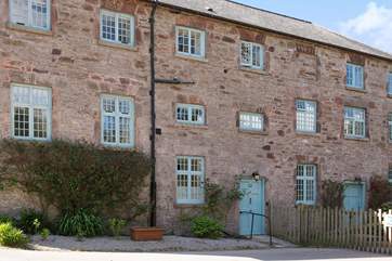 Welcoming Horseshoe Cottage.