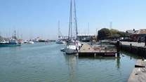 Lymington from the old harbour. From the other side of the river, take a day trip to the Isle of Wight, it takes about 30 minutes by ferry to Yarmouth.