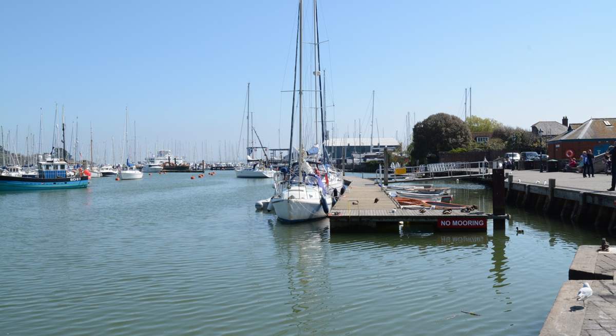 Lymington from the old harbour, from the other side of the river you can take a day trip to the Isle of Wight, the ferry takes about 30 minutes to Yarmouth.