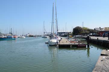 Lymington from the old harbour, from the other side of the river you can take a day trip to the Isle of Wight, the ferry takes about 30 minutes to Yarmouth.
