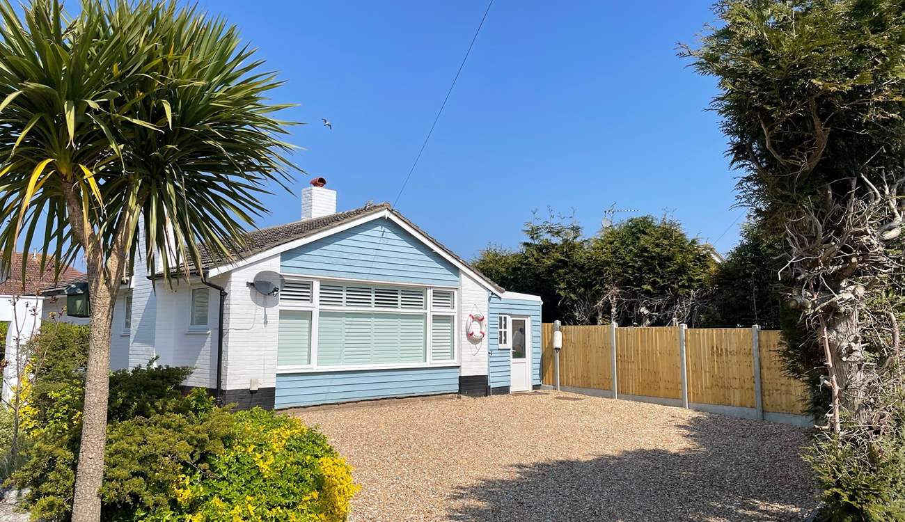 Sandy Days is all on one level in a quiet location, just a ten minute walk from Avon beach.