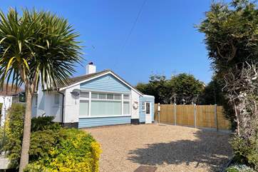 Sandy Days is all on one level in a quiet location, just a ten minute walk from Avon beach.