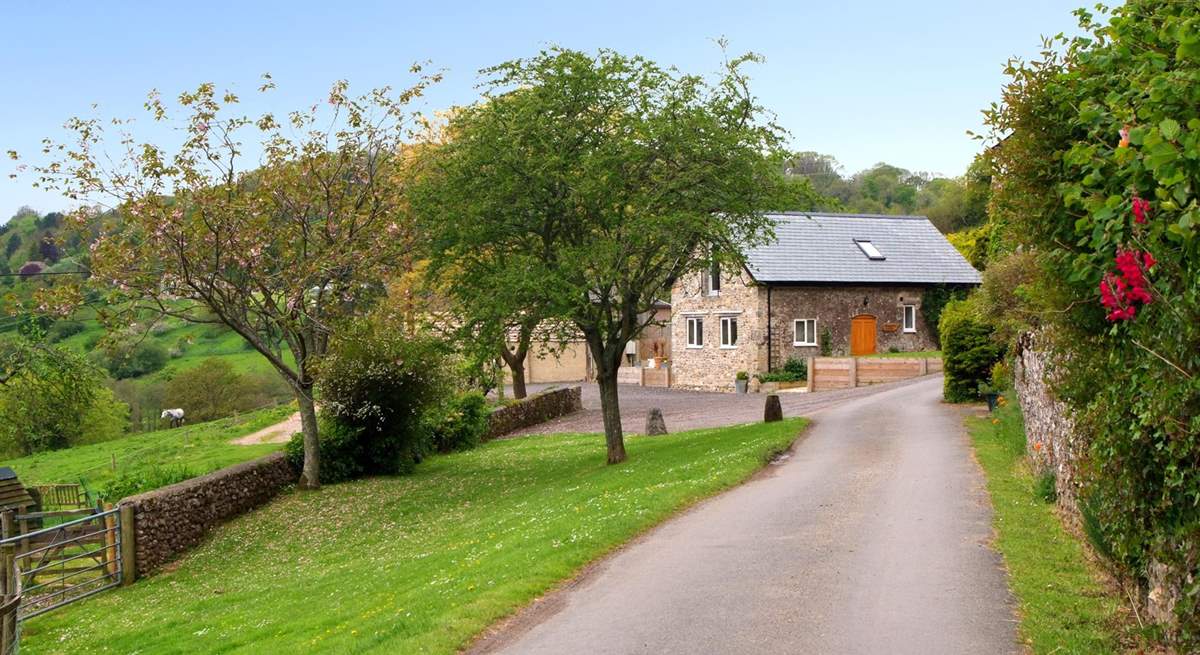 Smugglers Cottage is down a wonderful long farm driveway and has panoramic valley views - just a couple of miles from Branscombe's gorgeous Jurassic beach.