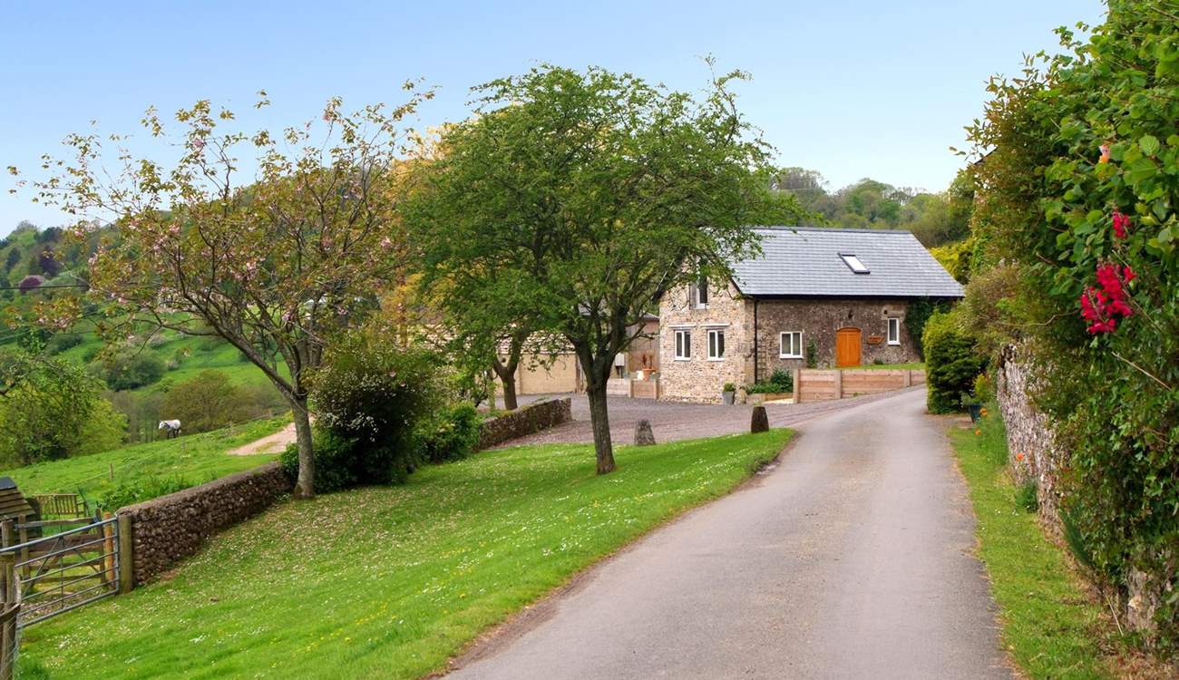 Smugglers Cottage is down a wonderful long farm driveway and has panoramic valley views - just a couple of miles from Branscombe's gorgeous Jurassic beach.