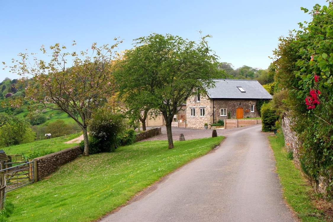 Smugglers Cottage is down a wonderful long farm driveway and has panoramic valley views - just a couple of miles from Branscombe's gorgeous Jurassic beach.