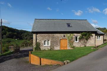 Smugglers Cottage is at the head of a beautiful valley above the coastal village of Branscombe. There is a fully enclosed parking and garden area behind the cottage.