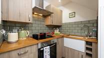 The little working kitchen-area has all that you need for your stay. For extra workspace you have the lovely farmhouse kitchen table.