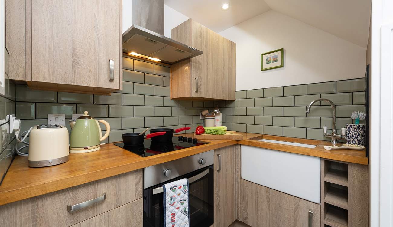 The little working kitchen-area has all that you need for your stay. For extra workspace you have the lovely farmhouse kitchen table.