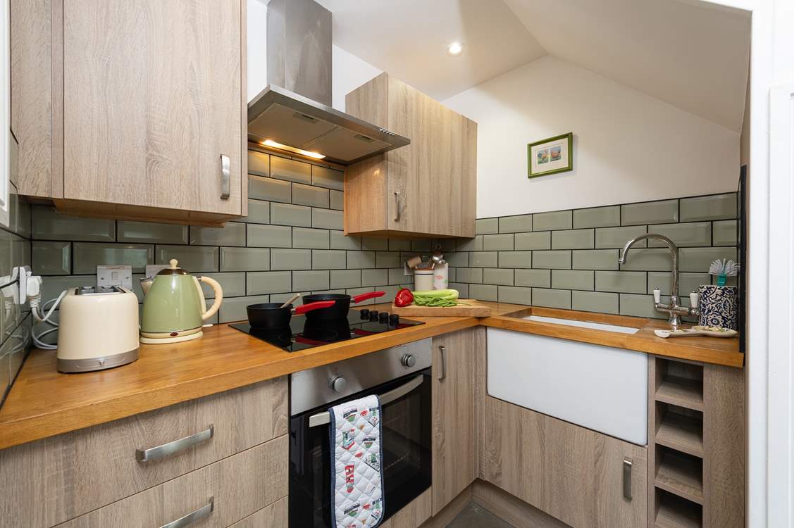 The little working kitchen-area has all that you need for your stay. For extra workspace you have the lovely farmhouse kitchen table.