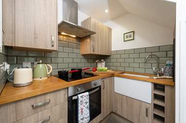 The little working kitchen-area has all that you need for your stay. For extra workspace you have the lovely farmhouse kitchen table.