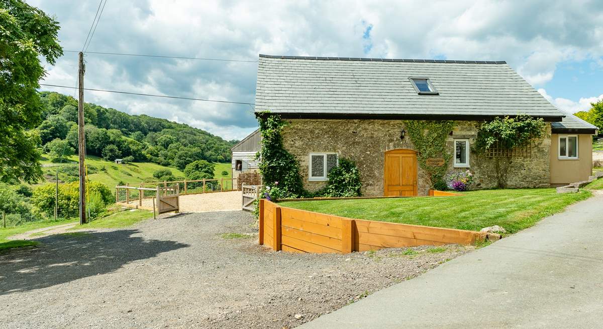 Smugglers Cottage is at the head of a beautiful valley above the coastal village of Branscombe. There is a fully enclosed parking and garden-area behind the cottage.