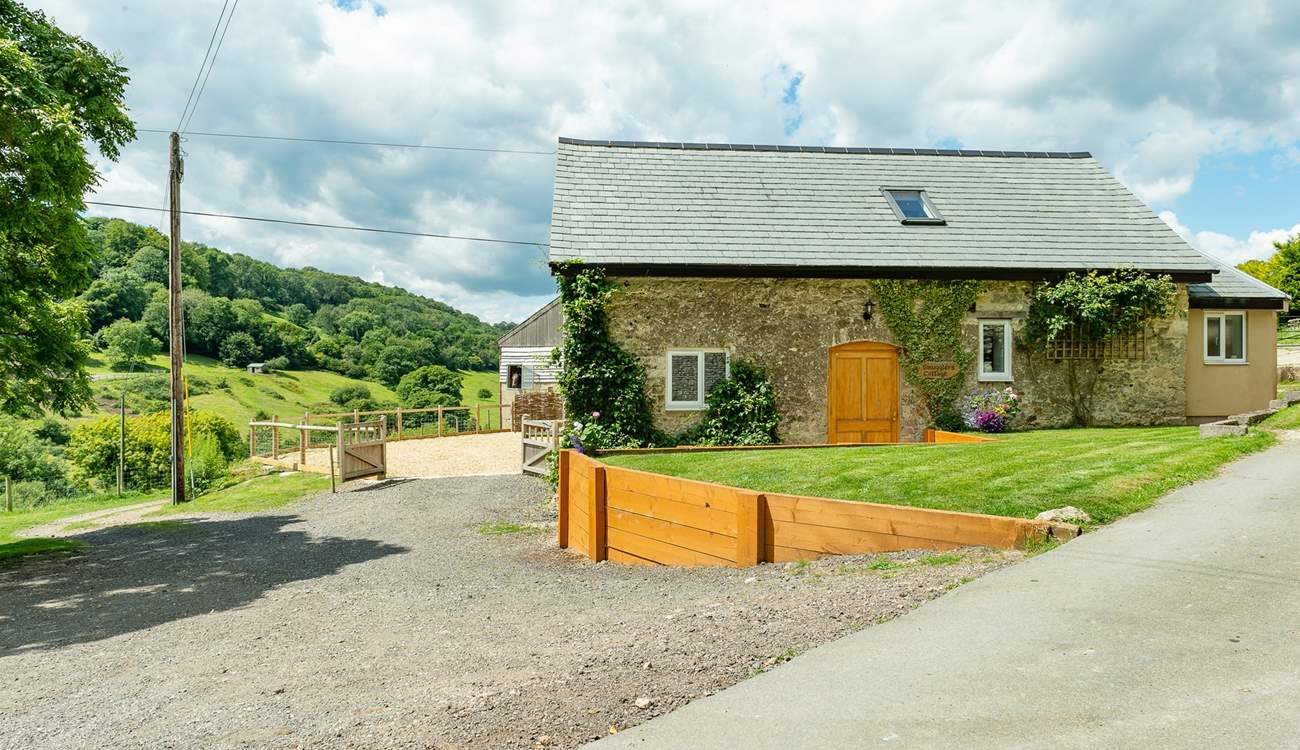 Smugglers Cottage is at the head of a beautiful valley above the coastal village of Branscombe. There is a fully enclosed parking and garden-area behind the cottage.