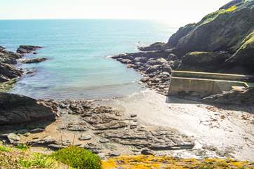 Looking down to the little beach at Portloe from the coastal footpath...a three minute walk away.