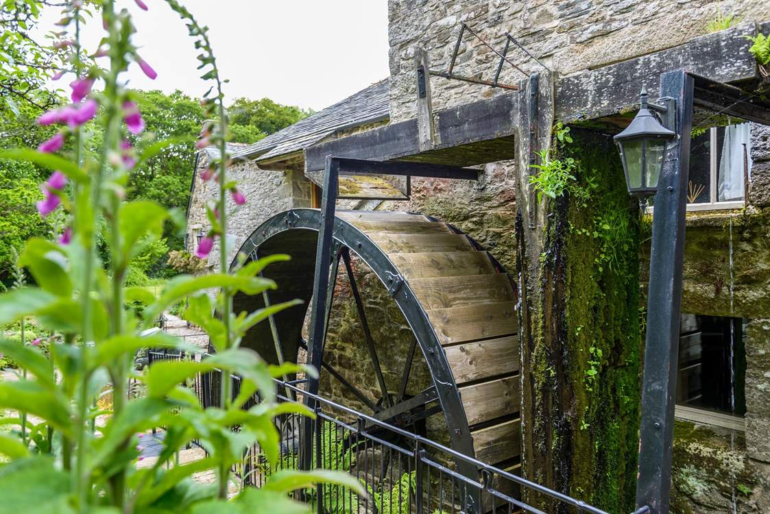 The working water mill.