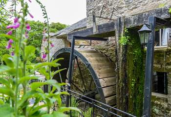 The working water mill.