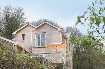 Tin Stream Cottage is a modern new cottage built using the stone from the crumbling remains of the old cottage that used to stand here.