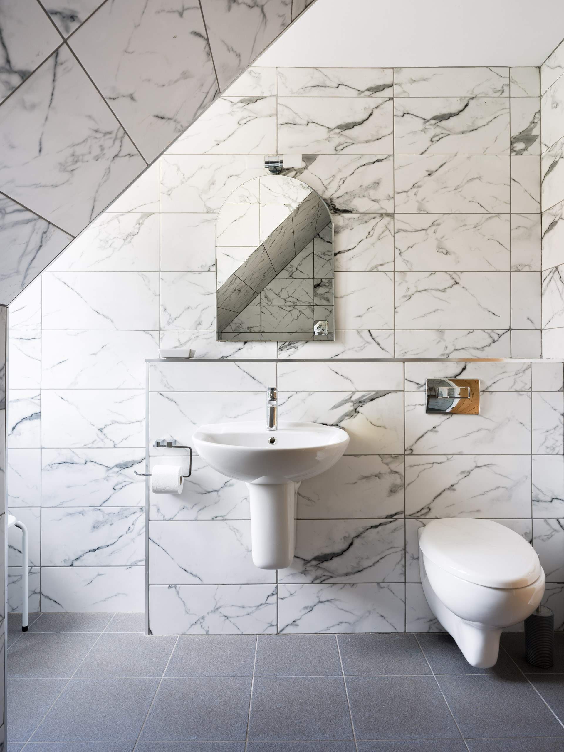 Excellent lighting and lots of space