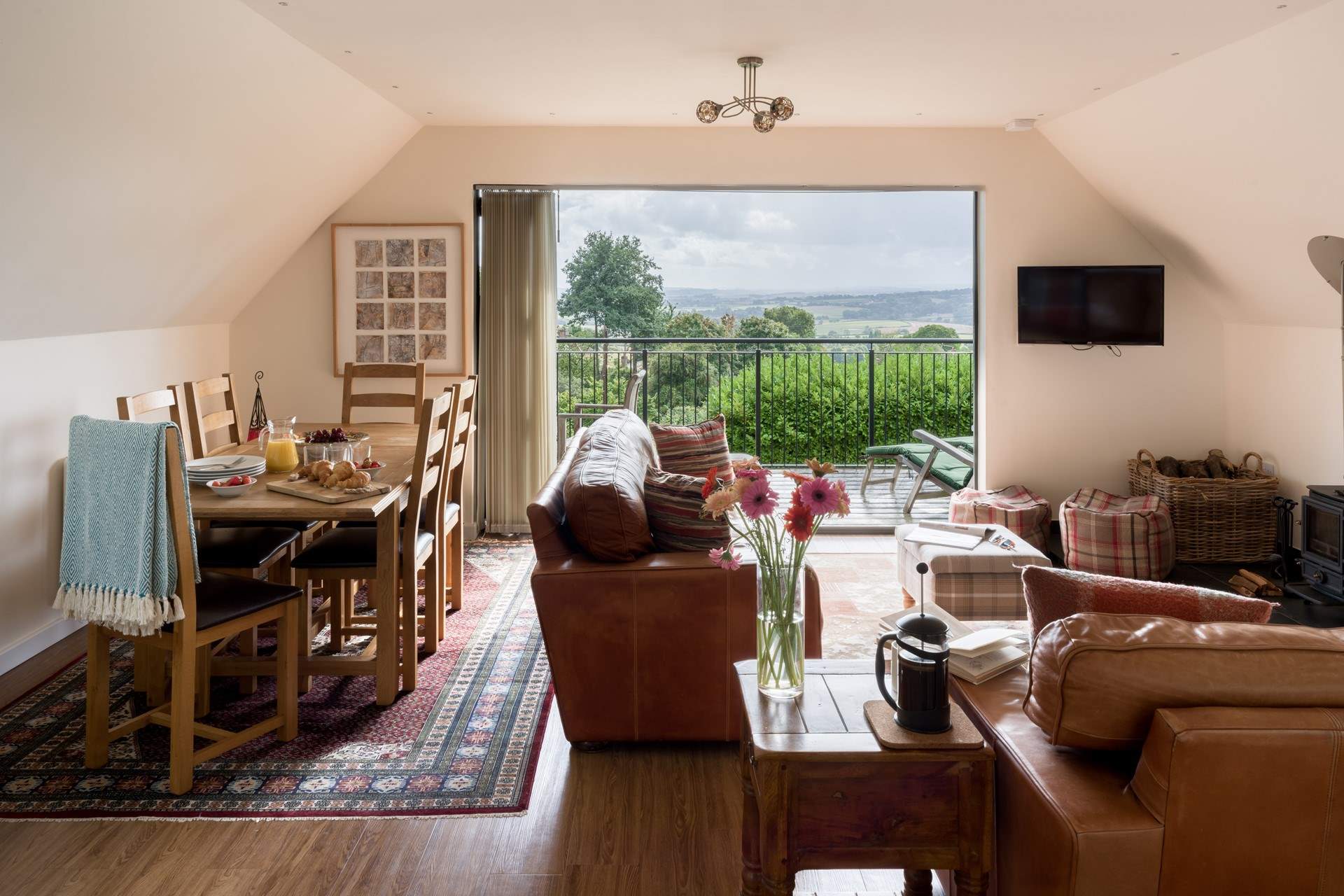 The owners will provide catering for that extra holiday treat if you wish. So not only can you eat in style, but you don't even have to do the cooking!