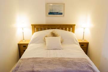 There is a 4'6 double bed.
