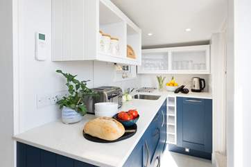 For a small cabin it a well equipped kitchen.
