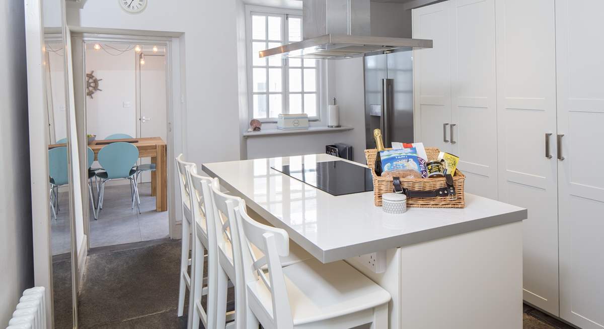 The large fridge/freezer has plenty of space for all those holiday treats and a few chilled bottles.